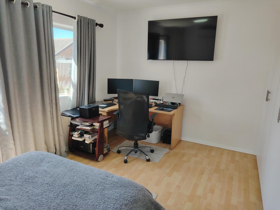 To Let 2 Bedroom Property for Rent in Uitzicht Western Cape